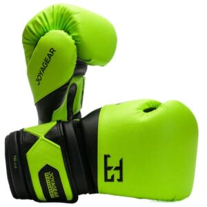 Joya Gear Bokshandschoenen Performance Velcro - Lime/Black De Joyagear Performance Bokshandschoenen in lime/black zijn perfect voor vechters die zoeken naar een combinatie van stijl, bescherming en comfort. Deze handschoenen, gemaakt van ultraduurzaam microvezel PU, zijn ontworpen om langdurig mee te gaan, zelfs bij intensieve trainingssessies. De innovatieve vijflaagse schuimconstructie biedt superieure schokabsorptie en bescherming, zodat je handen veilig blijven tijdens elke sessie. Getest en goedgekeurd door topvechters zoals Bahram Rajabzadeh, Chico Kwasi, Ibrahim El Bouni en Regian Eersel, staan deze handschoenen garant voor prestaties en betrouwbaarheid. De geïntegreerde Hook & Loop sluiting biedt een stevige en veilige pasvorm, terwijl de flexibiliteit van het ontwerp ideaal is voor clinchen en sparren zonder in te boeten op bewegingsvrijheid. Het opvallende lime/black ontwerp met reliëflogo’s en premium details geeft de handschoenen een stijlvolle uitstraling die vakmanschap en professionaliteit weerspiegelt. Kenmerken: Merk: Joya Gear Materiaal: Ultraduurzaam microvezel PU voor intensief gebruik Ontwerp en constructie: Vijf lagen hoogwaardig schuim voor optimale schokabsorptie en bescherming Geïntegreerde Hook & Loop sluiting voor een veilige en comfortabele pasvorm Flexibel ontwerp, ideaal voor clinchen en sparren Design: Opvallend lime/black ontwerp met reliëflogo’s en premium details Voordelen: Uitstekende keuze voor intensieve training en competitie Getest en goedgekeurd door professionele vechters Biedt duurzaamheid, stijl en bescherming voor langdurig gebruik